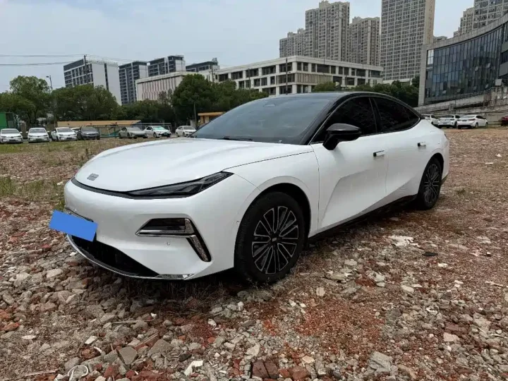 Geely Galaxy Starship 8 130 km EM-i Premium Edition