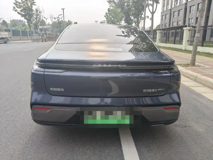 Geely Galaxy Starshine 8 130 km EM-i Premium Edition PHEV
