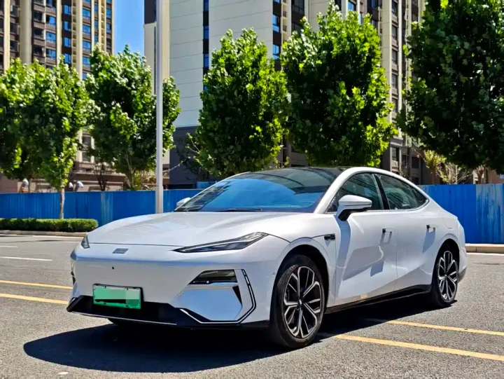Geely Galaxy E8 700km Long Range Smart Driving Edition